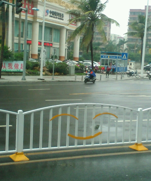 马路边的人行护栏露出了迷人的微笑
