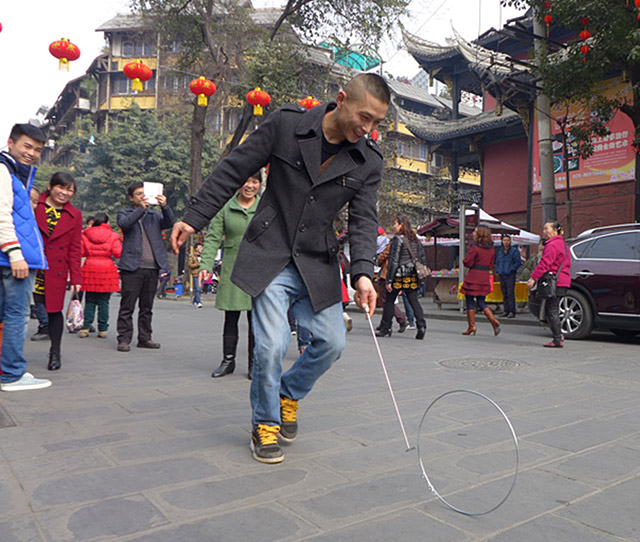 世界一片祥和，孩子又开始玩起了滚圆圈的游戏