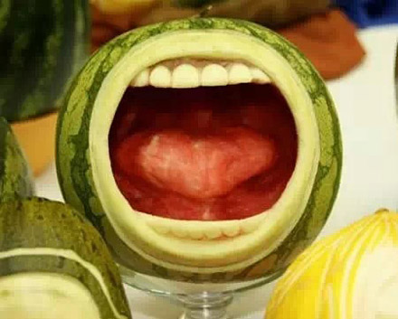 西瓜要吃人了，看着这个谁还敢吃西瓜啊