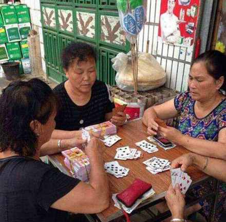 我国大妈豪赌啊，都是拿着上亿元打牌玩！