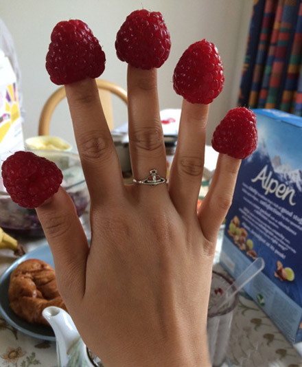 看我的草莓指甲，好看不，饿了还能吃一口。