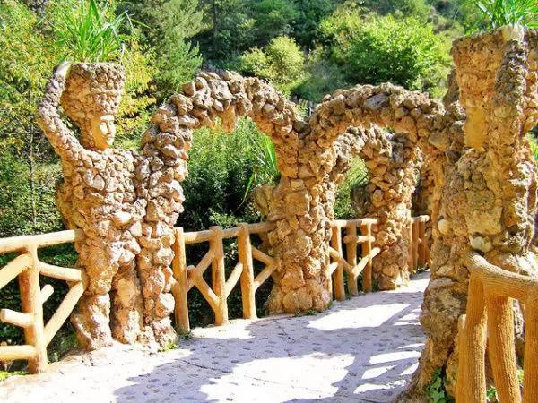 在加泰罗尼亚La Pobla de Lillet阿提加斯花园(Jardins de Can Artigas),建于1905-1906年。这个花园由Antoni Gaudí设计的。