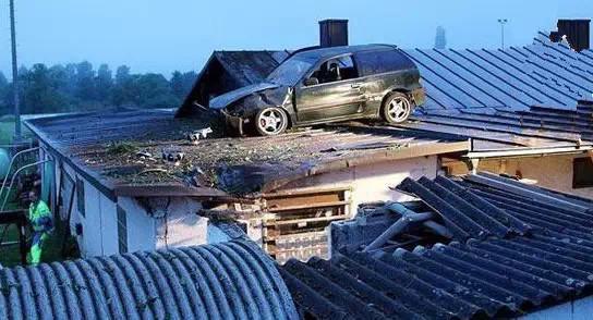 司机醉酒驾车把车子“空降”在了30米外的一户人家的屋顶上
