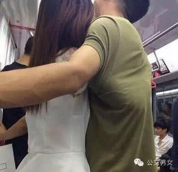 妹子,你手放哪呢?想要脱衣服别磨叽,我现已过好几站啦