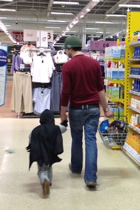 4. 这位父亲把儿子打扮成了蝙蝠侠~~~