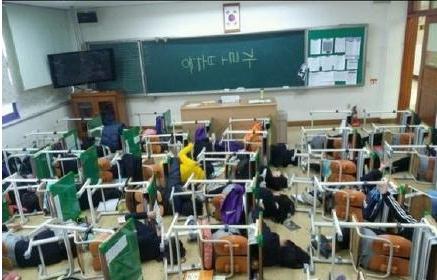 韩国学生过起愚人节来还蛮认真的……老师也是配合