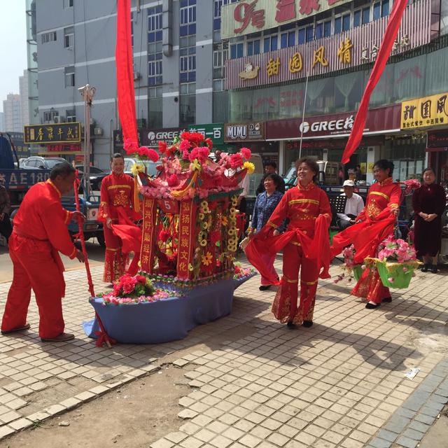 5月1日，盱眙街头锣鼓喧天，处处欢声笑语，好不热闹