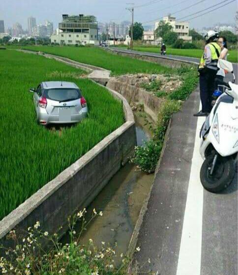 女士，请描述一下你是怎么把车开到那个位置的