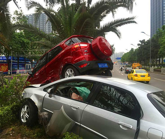 两个二逼青年开车，看谁比谁快