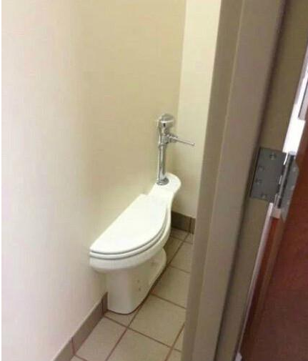 这厕所也未免太小了吧，能用吗