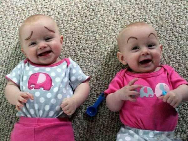 姐姐帮双胞胎的宝宝弟弟化妆了