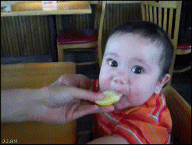 萌宝宝，这吃柠檬的样子，实在是太搞笑了