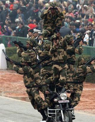 牛逼的印度兵骑一个摩托车居然有一百多个人