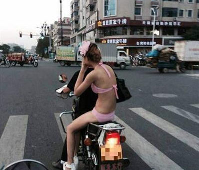 男票居然带着女票骑着摩托一起去兜风