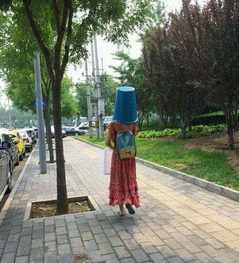 二货媳妇为了防晒,上街顶了一个水桶