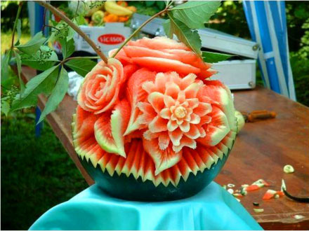 高手在民间水果花篮之西瓜雕刻艺术图片