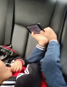 小屁孩爱玩手机的绝招动态视频图