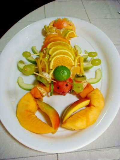 可爱有趣的龙虾水果拼盘