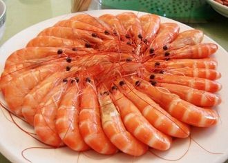 整齐摆放在盘子里的虾